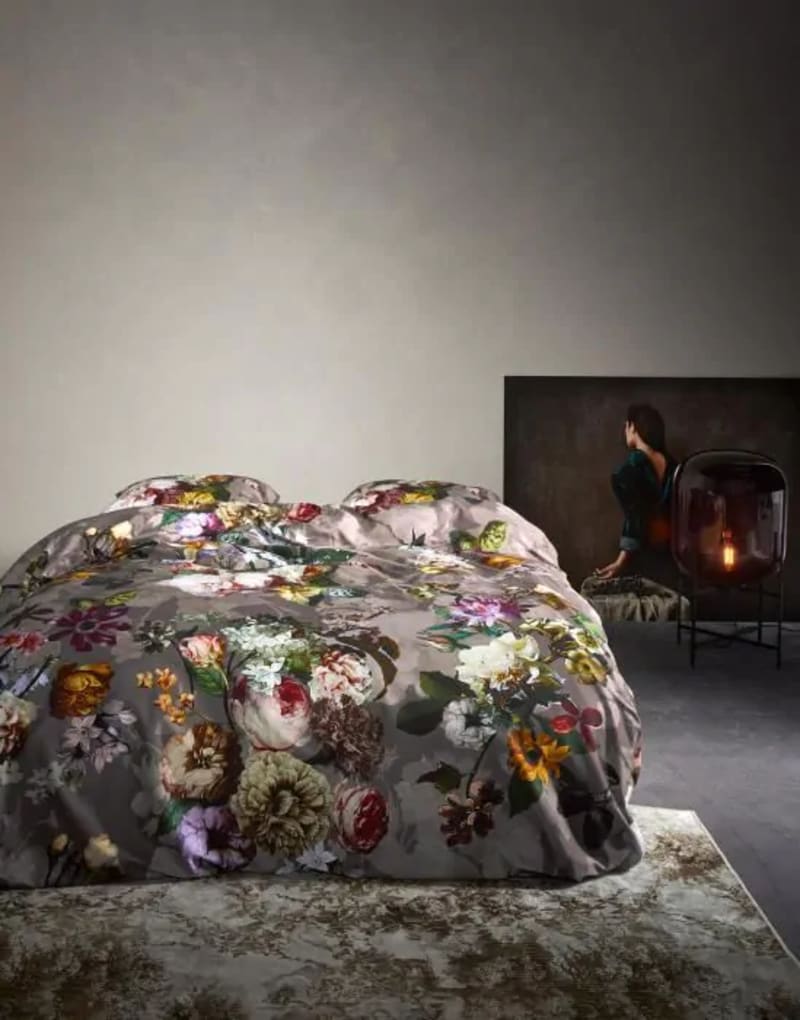 Produktbillede af Essenza sengetøj Fleur Taupe DOBBELTDYNE 200 x 200 + 2 stk. 60 x 63 på tilbud i høj kvalitet