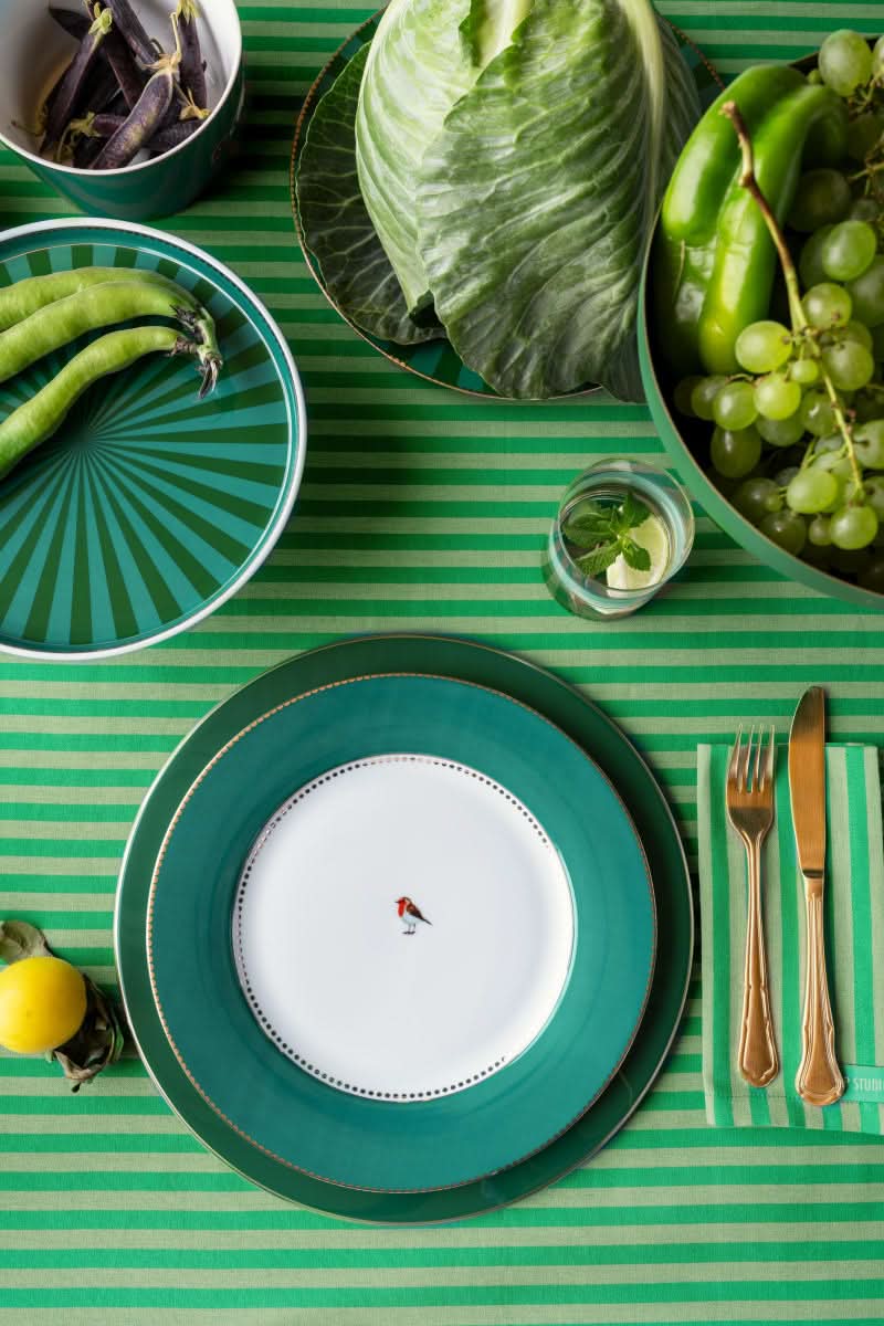 Se tilbud på Plate Love Birds Emerald 26.5cm! Billigt udsalg på Pip Studio. Køb online nu! Hurtig levering, billig fragt. Varenummer: CADEC-51.001.466. Spar op til 65% på Bolig > Køkken > Porcelæn.
