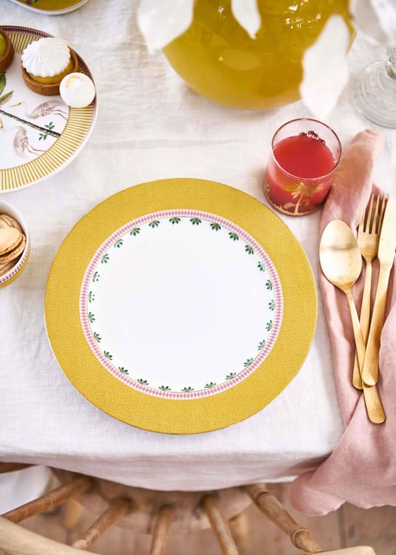 Se tilbud på Plate La Majorelle Yellow 26.5cm! Billigt udsalg på Pip Studio. Køb online nu! Hurtig levering, 1-2 hverdage. Varenummer: CADEC-51.001.341. Spar op til 53%.