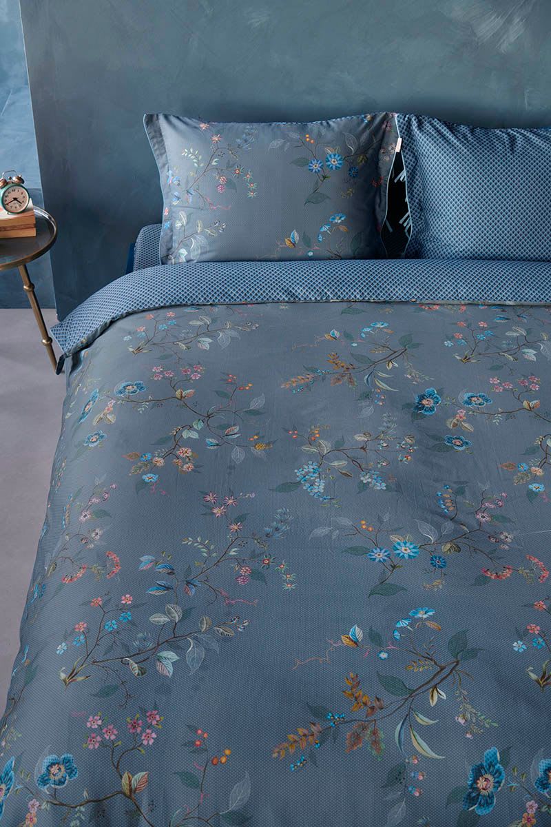 Produktbillede af Pip Studio Kawai Flower Blue 140x220 på tilbud i høj kvalitet