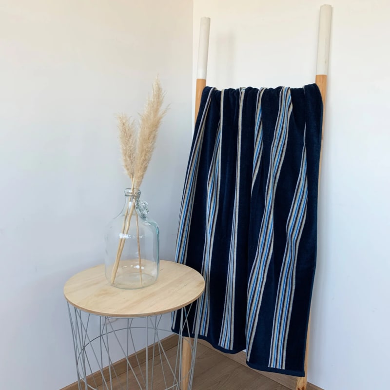 Produktbillede af Fransk Milonga strandhåndklæde Marineblå 90x170cm på tilbud i høj kvalitet