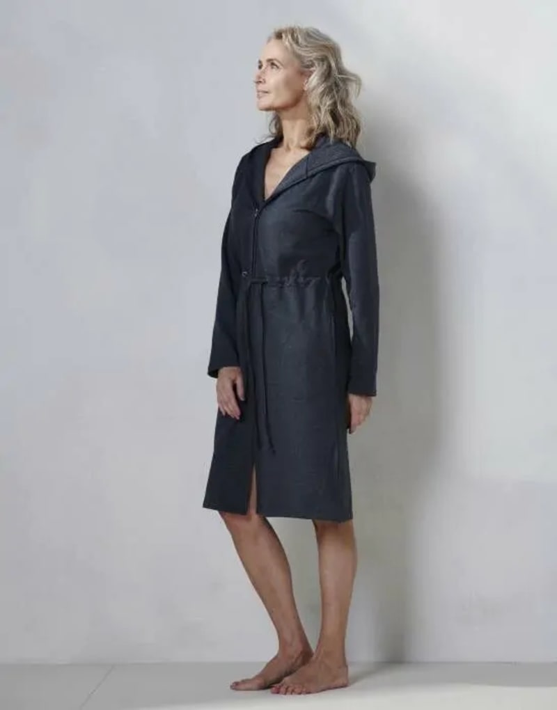 Produktbillede af Louise Bathrobe Navy M på tilbud i høj kvalitet