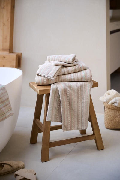 Se billigt tilbud på PIP Geometric Print Sand 55x100! Udsalg på Bolig > Badeværelse > Håndklæder. Spar op til 57%. Hurtig levering: 1-2 hverdage.