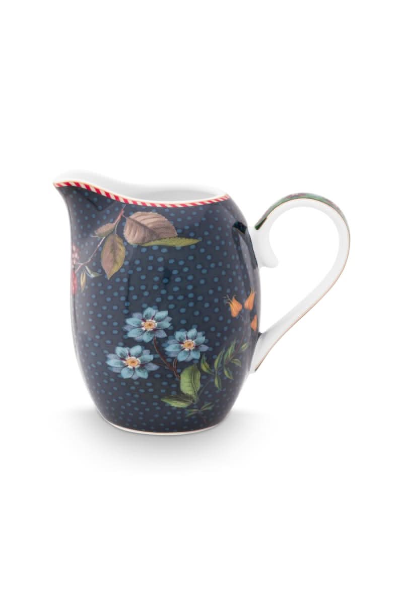 Se Jug Berry Blues Blue 250ml på tilbud! Billigt udsalg på Pip Studio. Køb online nu! Hurtig levering, billig fragt. Varenummer: CADEC-51.007.056. Spar op til 53%.
