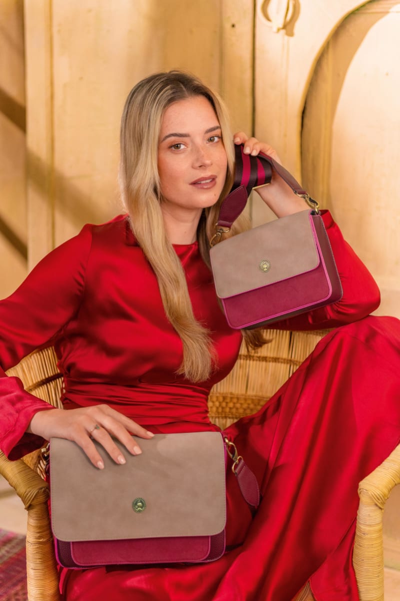 Produktbillede af Fenna Cross Body Flap Small Red 19x6x16cm på tilbud i høj kvalitet