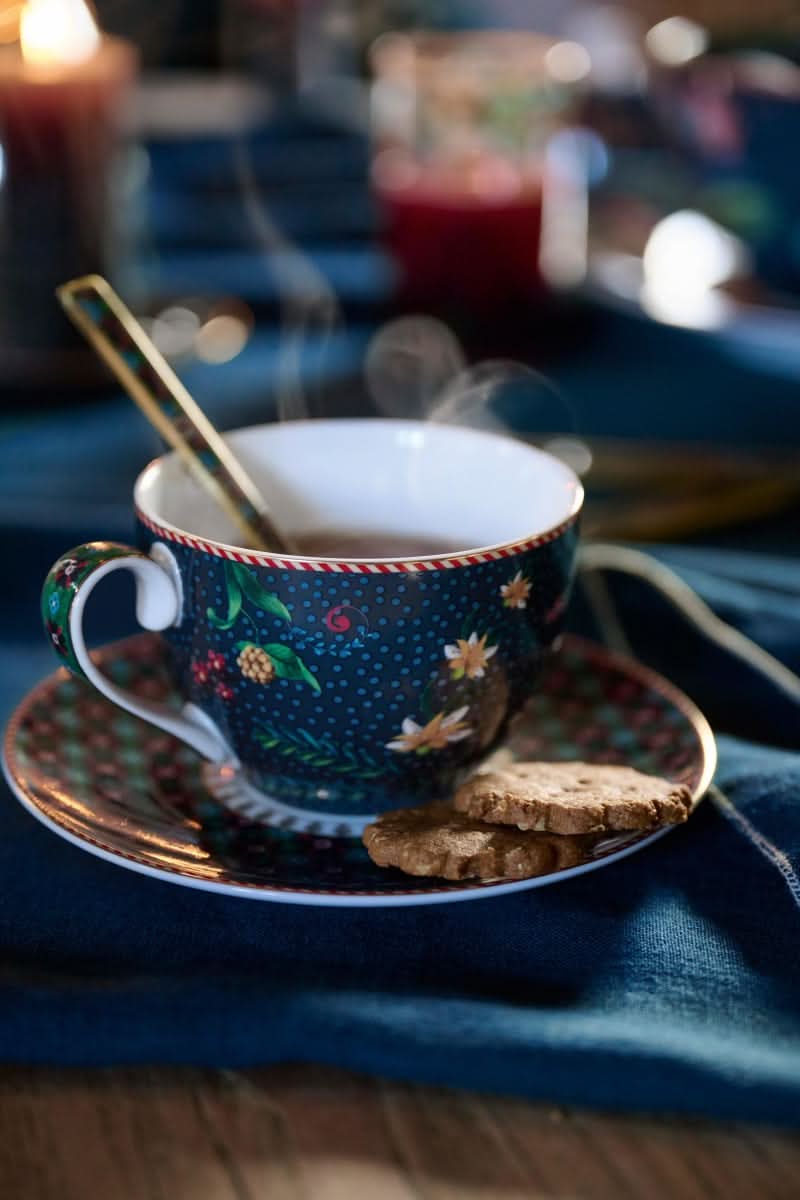 Se billigt tilbud på Espresso Cup and Saucer Berry Blues Blue 120ml! Udsalg på Pip Studio - Køb nu! Hurtig levering, billig fragt. Varenummer: CADEC-51.004.194. Spar op til 57%.