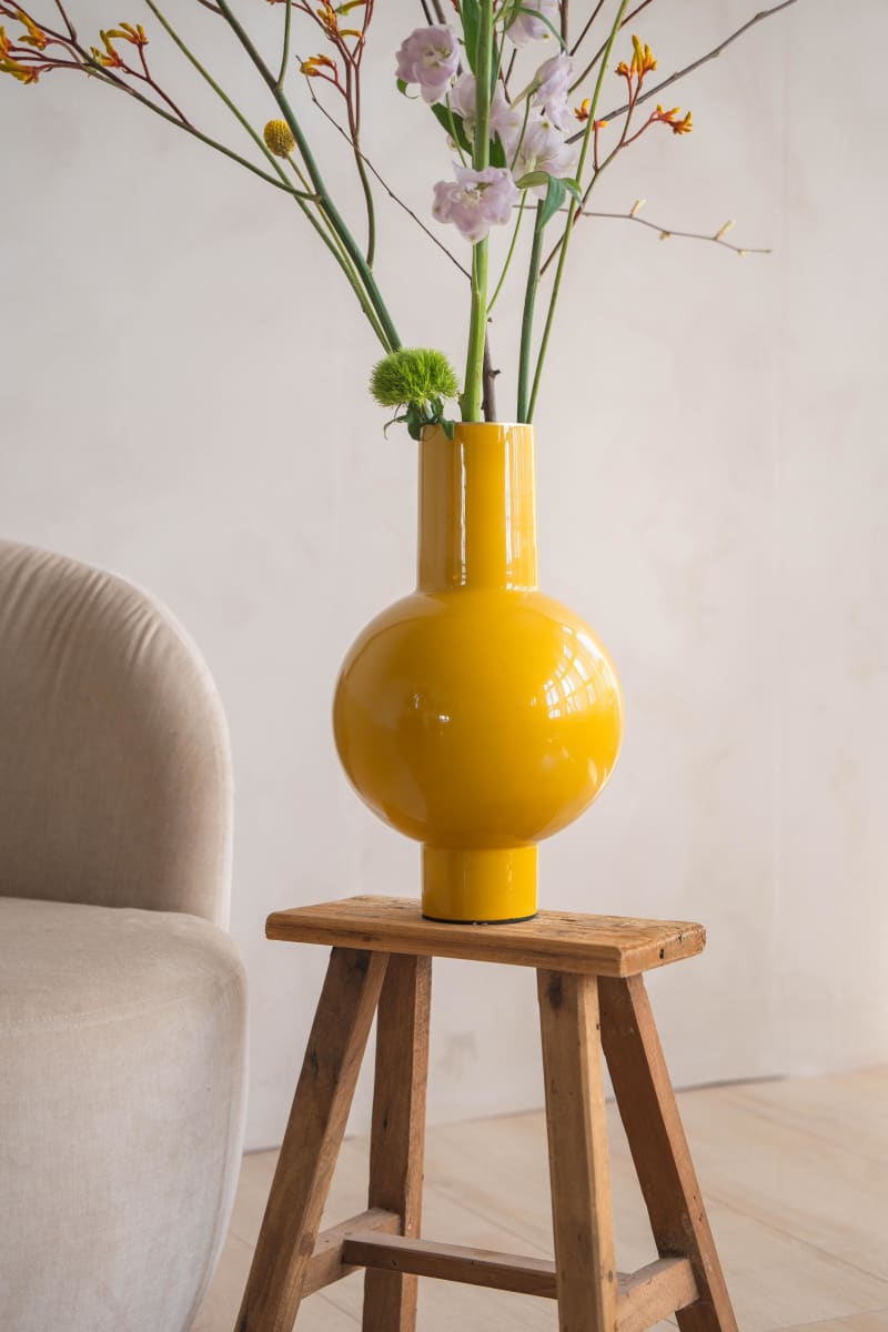 Produktbillede af Vase Metal Medium Ocher 24x40cm på tilbud i høj kvalitet
