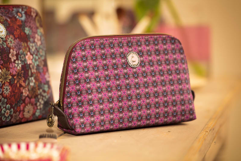 Produktbillede af Coby Cosmetic Bag Triangle Small Clover Pink 19/15x12x6cm på tilbud i høj kvalitet