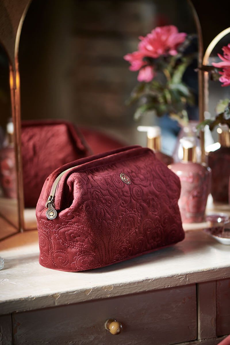 Produktbillede af Cosmetic Purse Extra Large Velvet Quiltey Days Red 30x20.7x13.8cm på tilbud i høj kvalitet