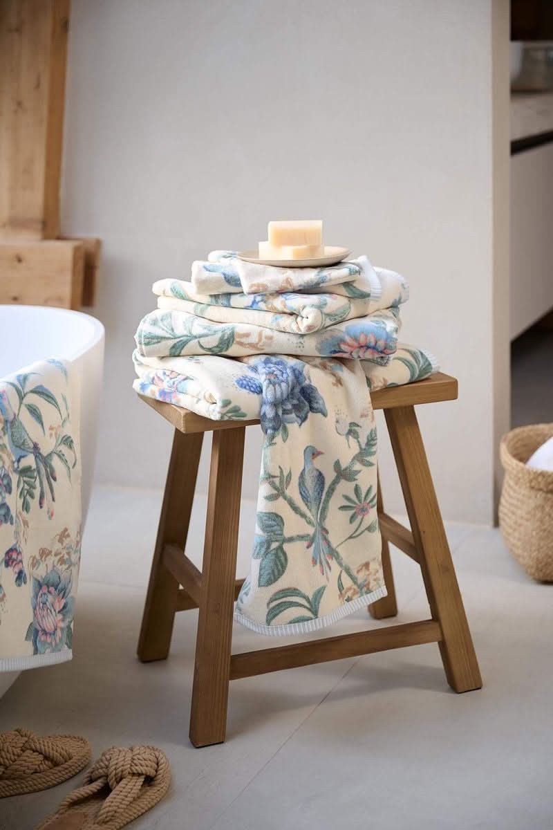 Se Pip Studio Secret Garden WhiteBlue 55x100 på udsalg! Billig fragt & hurtig levering. Spar op til 56% på håndklæder. Køb online nu!