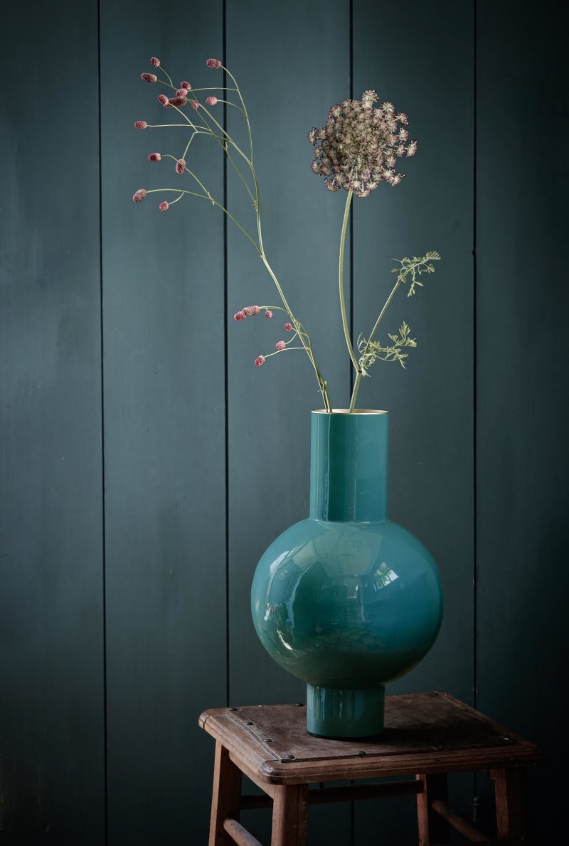 Produktbillede af Vase Metal Medium Dark Green 24x40cm på tilbud i høj kvalitet