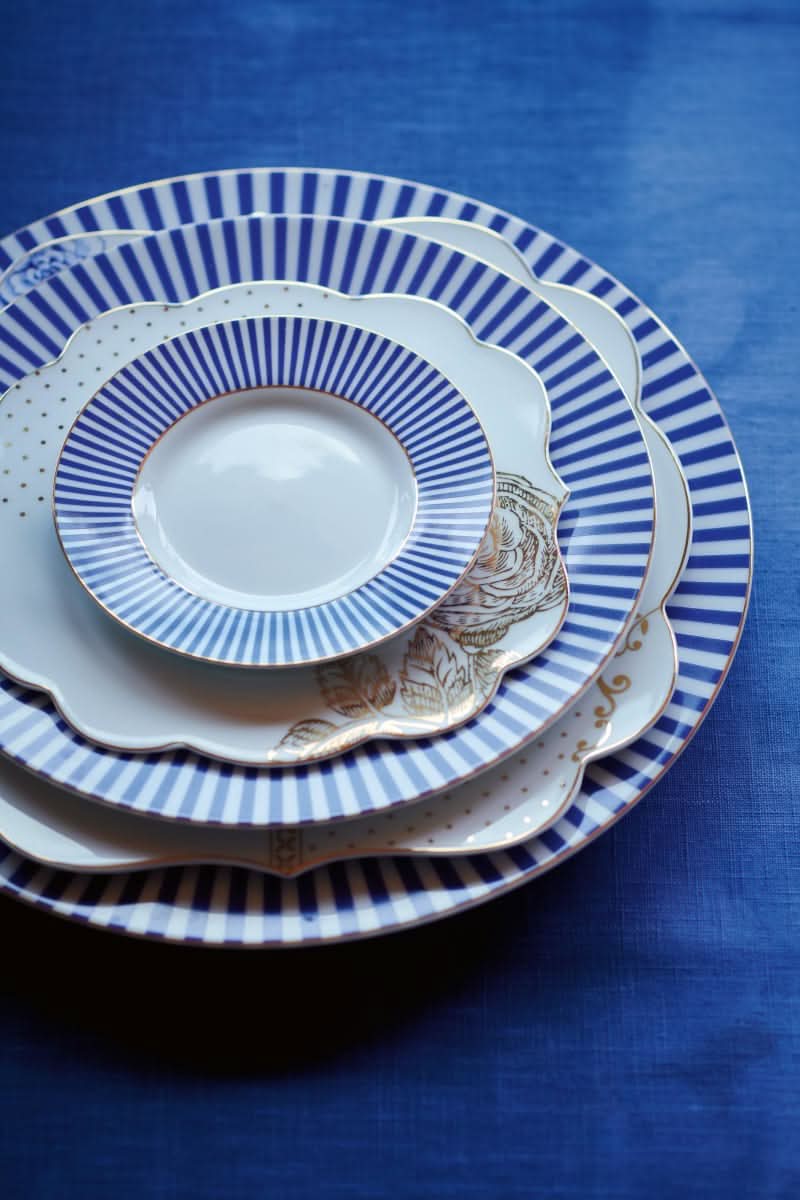 Se tilbud på Plate Royal Stripes Blue 12cm! Billigt udsalg på Pip Studio. Køb online nu! Hurtig levering, billig fragt. Varenummer: CADEC-51.001.243. Over 1354 design brands på udsalg.