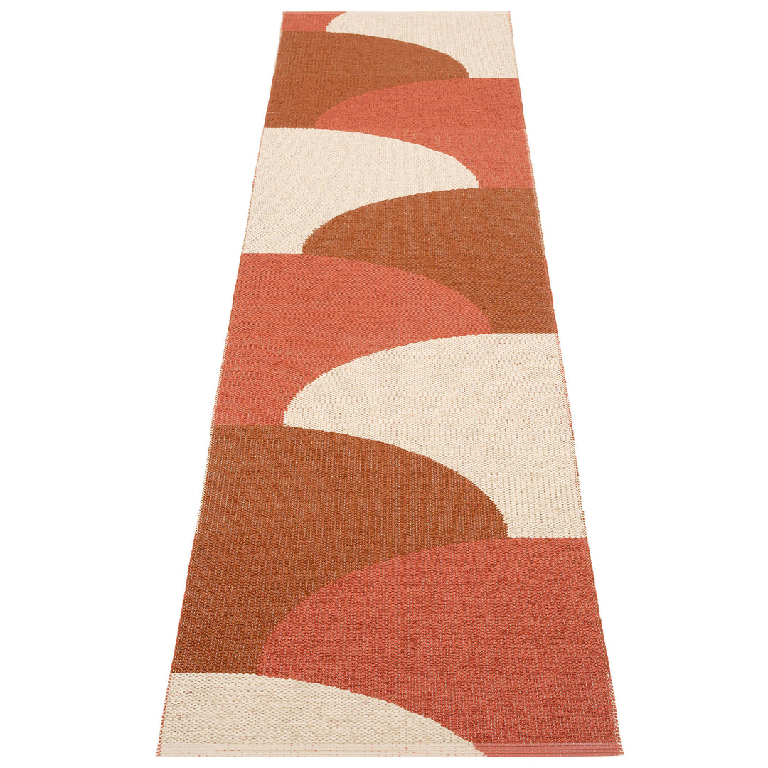 Pappelina Pappelina Hill Tæppe 70x270 cm, brick/rust/cream – billede i brug (Tæpper)