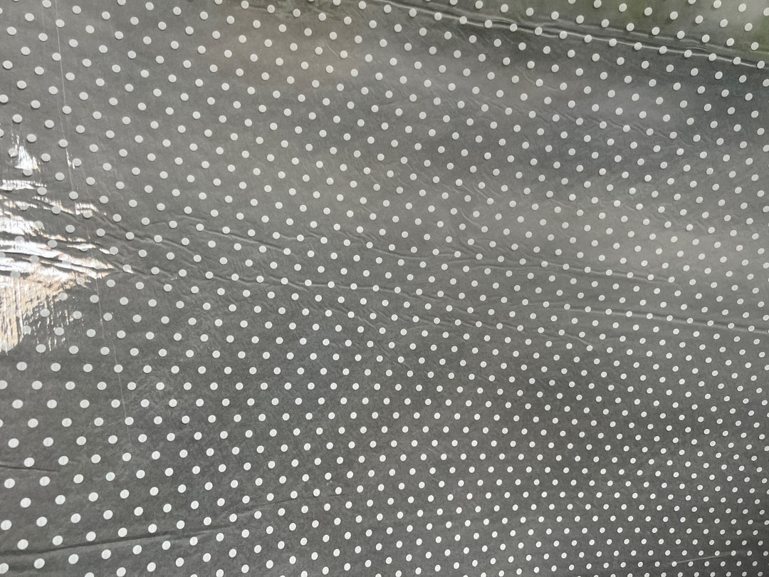 Produktbillede af Plast dug med hvide prikker 140 cm br.-3 meter på tilbud i høj kvalitet