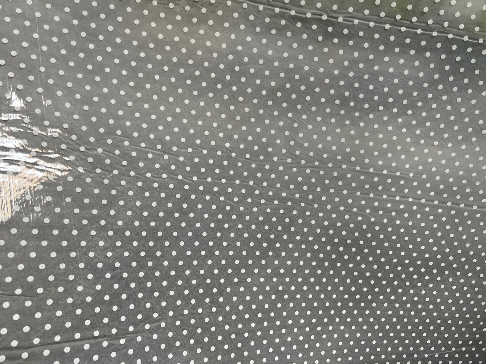 Produktbillede af Plast dug med hvide prikker 140 cm br.-3 meter på tilbud i høj kvalitet