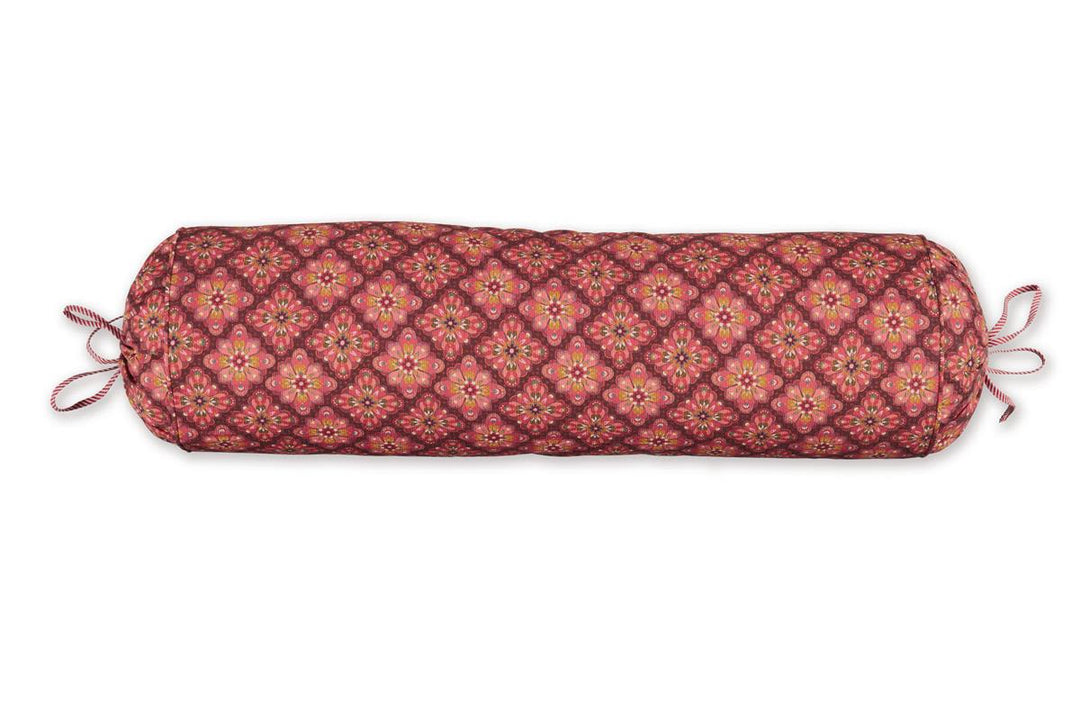 Produktbillede af PIP Poppy Stitch roll cush Red 22x70 på tilbud i høj kvalitet