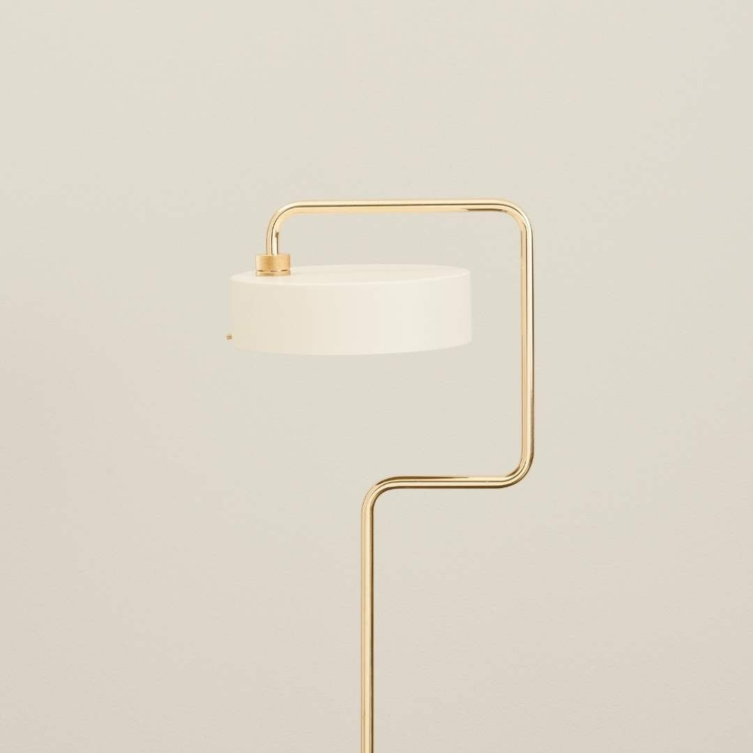 Produktbillede af Petite Machine Gulvlampe Oyster Hvid Made by Hand i premium kvalitet