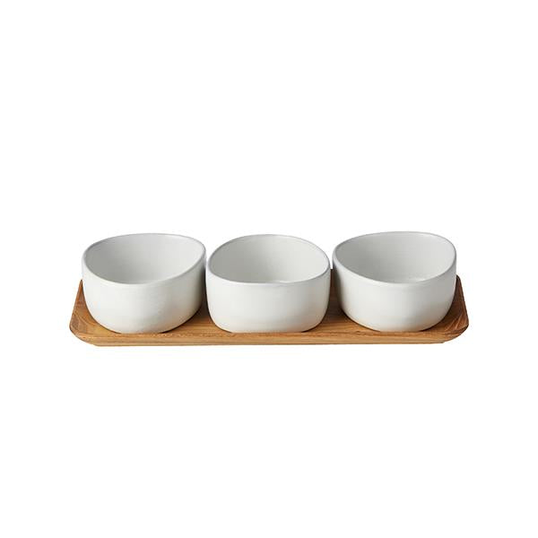 Produktbillede af Aida RAW Arctic White Organic skåle på teakbrædt i premium kvalitet
