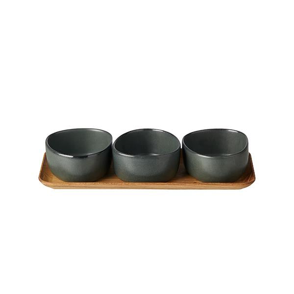 Produktbillede af Aida RAW Northern Green Organic skåle på teakbrædt i premium kvalitet