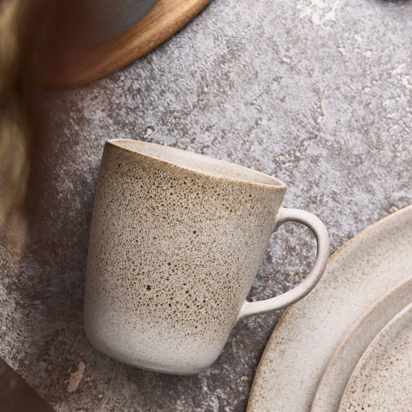 Produktbillede af Aida RAW Sandy Beige Krus med hank i premium kvalitet