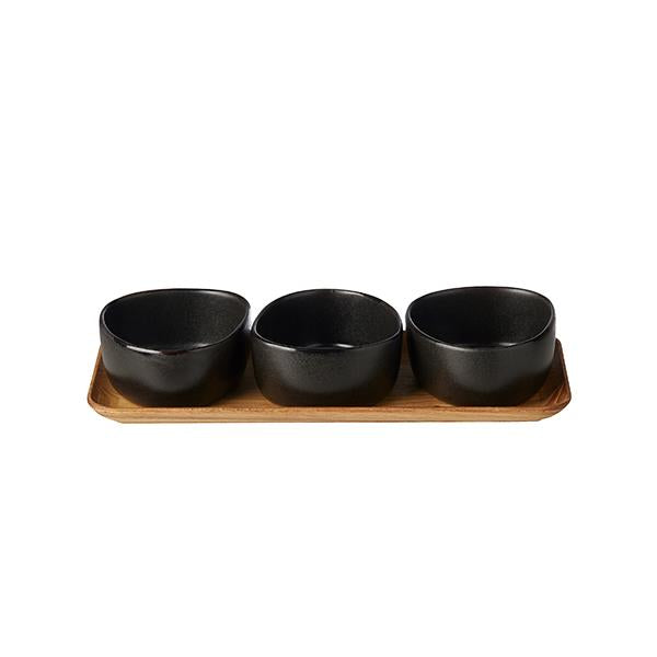 Produktbillede af Aida RAW Titanium Black Organic skåle på teakbrædt i premium kvalitet