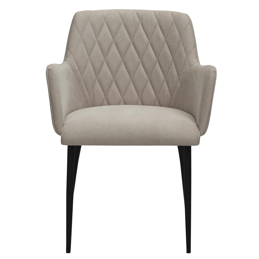 DAN-FORM Rombo lænestol m. armlæn sand stof og og sort stål