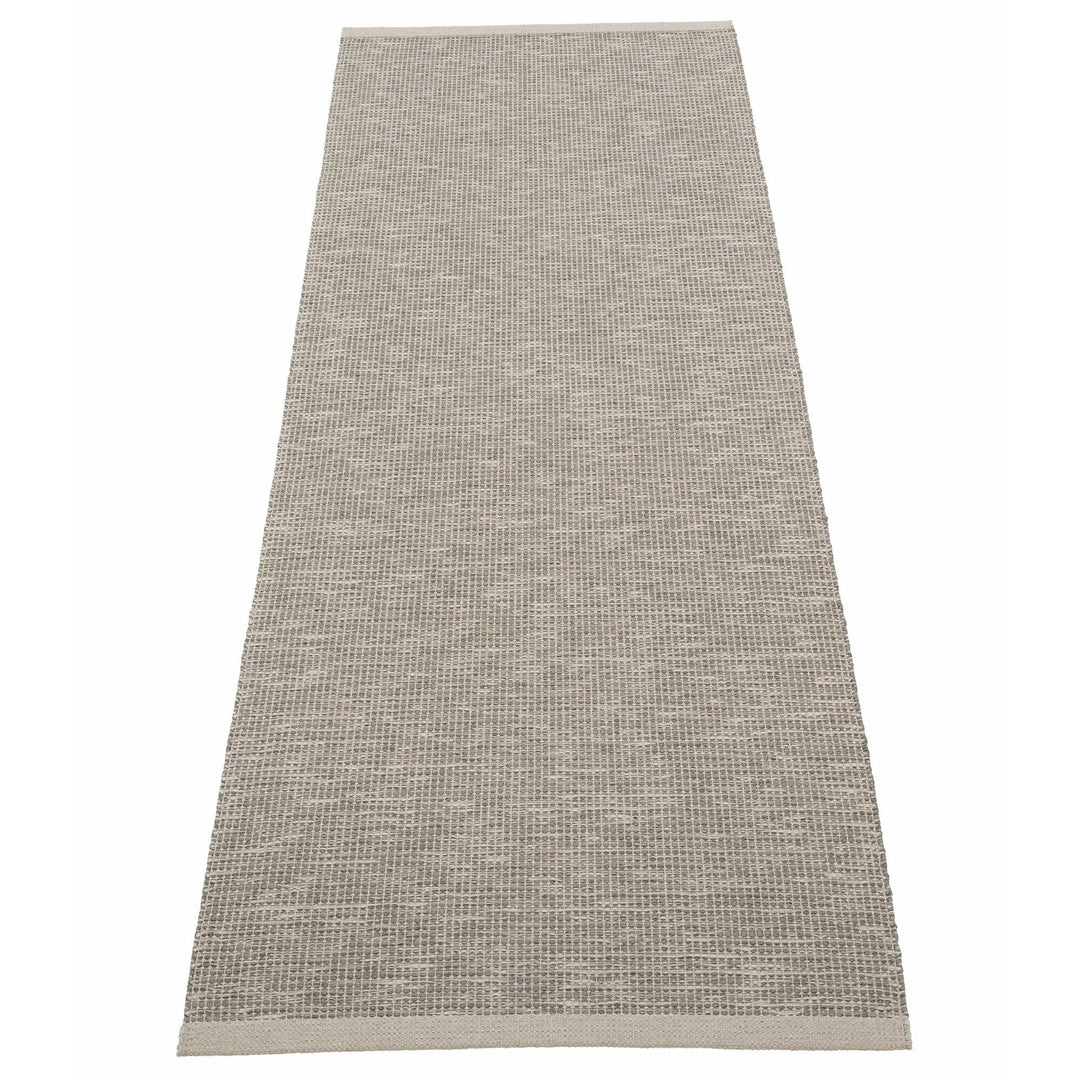 Pappelina Pappelina Sam gulvtæppe 225x70 cm, warm grey/charcoal – close-up (Tæpper)