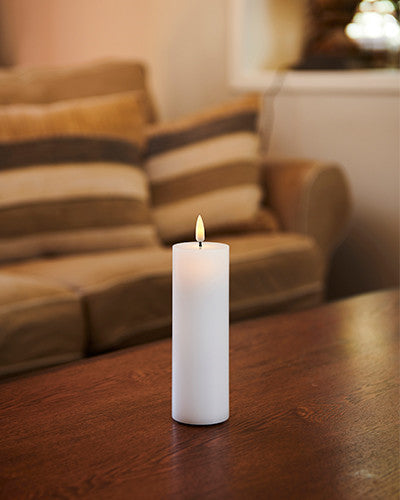 Produktbillede af Sirius Sille Genopladelig Bloklys Ø5x15 cm Hvid i premium kvalitet