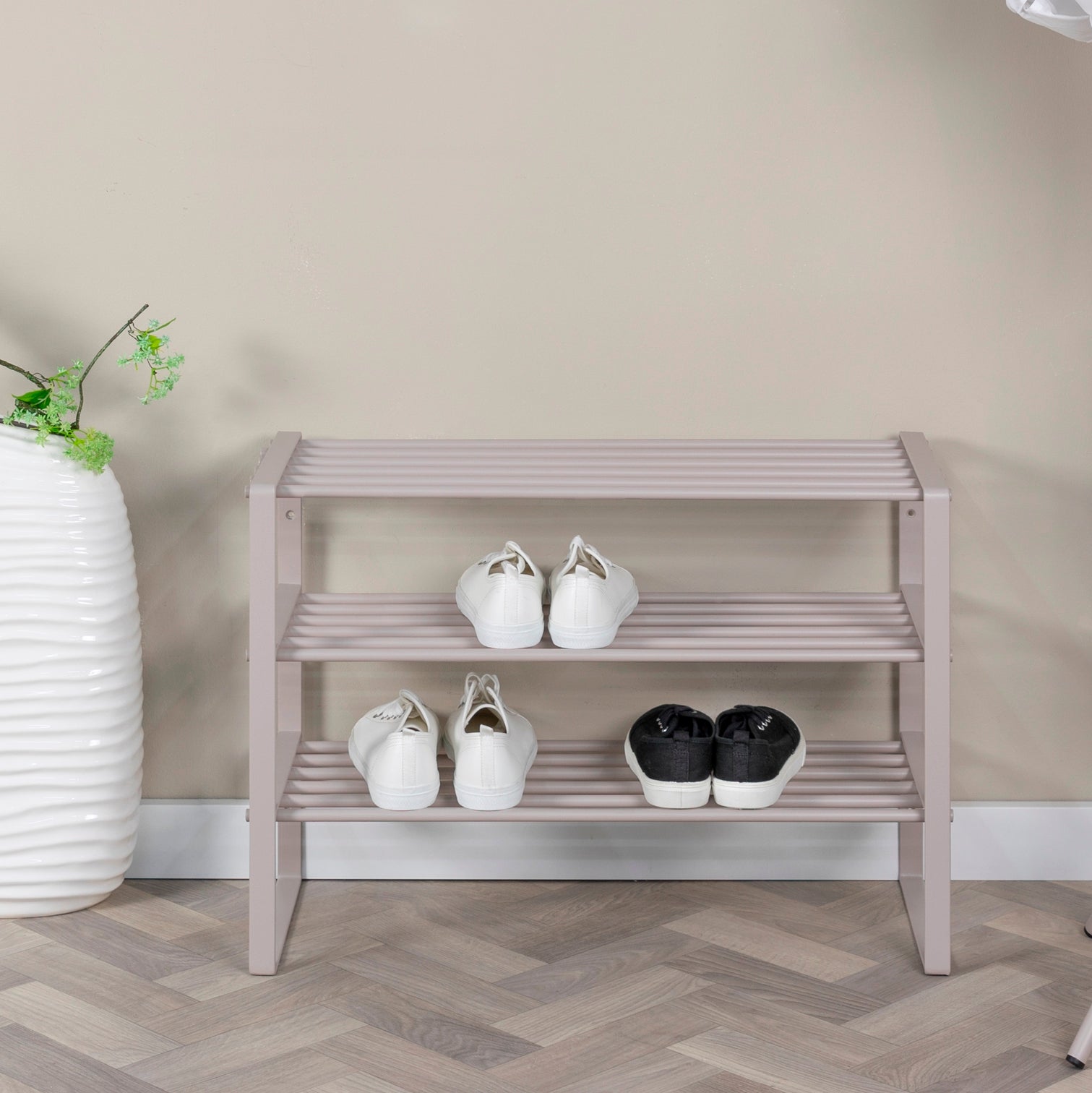 Produktbillede af Dinex Skostativ i silky taupe metal 3 hylder bredde 70 cm på tilbud i høj kvalitet
