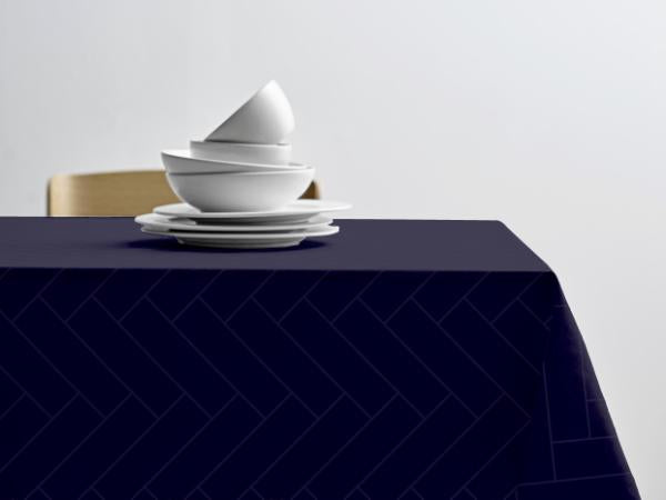 Produktbillede af Södahl Tiles Damask Dug 140 x 270 cm Indigo i premium kvalitet