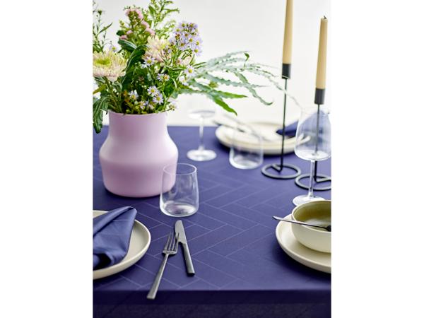 Produktbillede af Södahl Dug 140x370 Tiles Damask Indigo i premium kvalitet