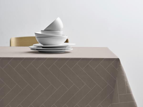 Produktbillede af Södahl Tiles Damask Dug rund Ø180 cm Taupe i premium kvalitet