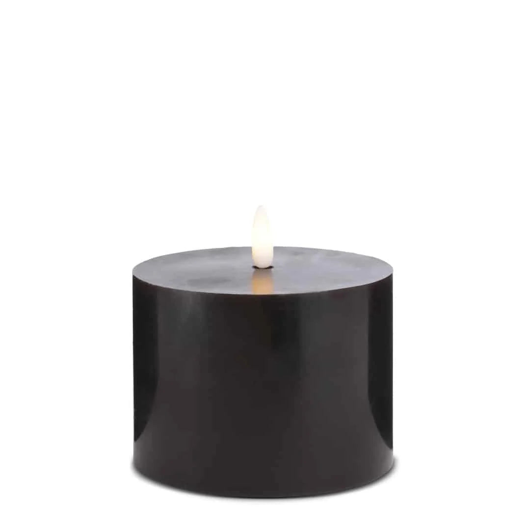 LED Stearinlys 1 stk. ø10 x 10 cm m/3D flamme (flere farver) Sort