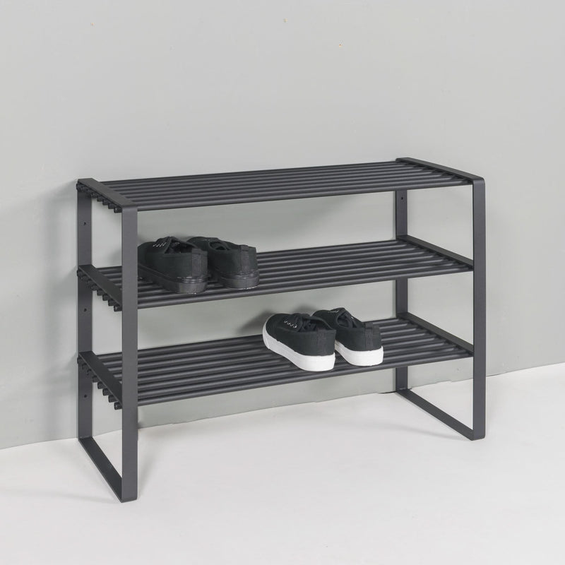 tilbud på Dinex skostativ i sort metal, 3 hylder, 70 cm bredde. Billigt udsalg! Hurtig levering, 1-2 hverdage. Varenummer: 3NDC-5111. Over 1354 brands på udsalg.