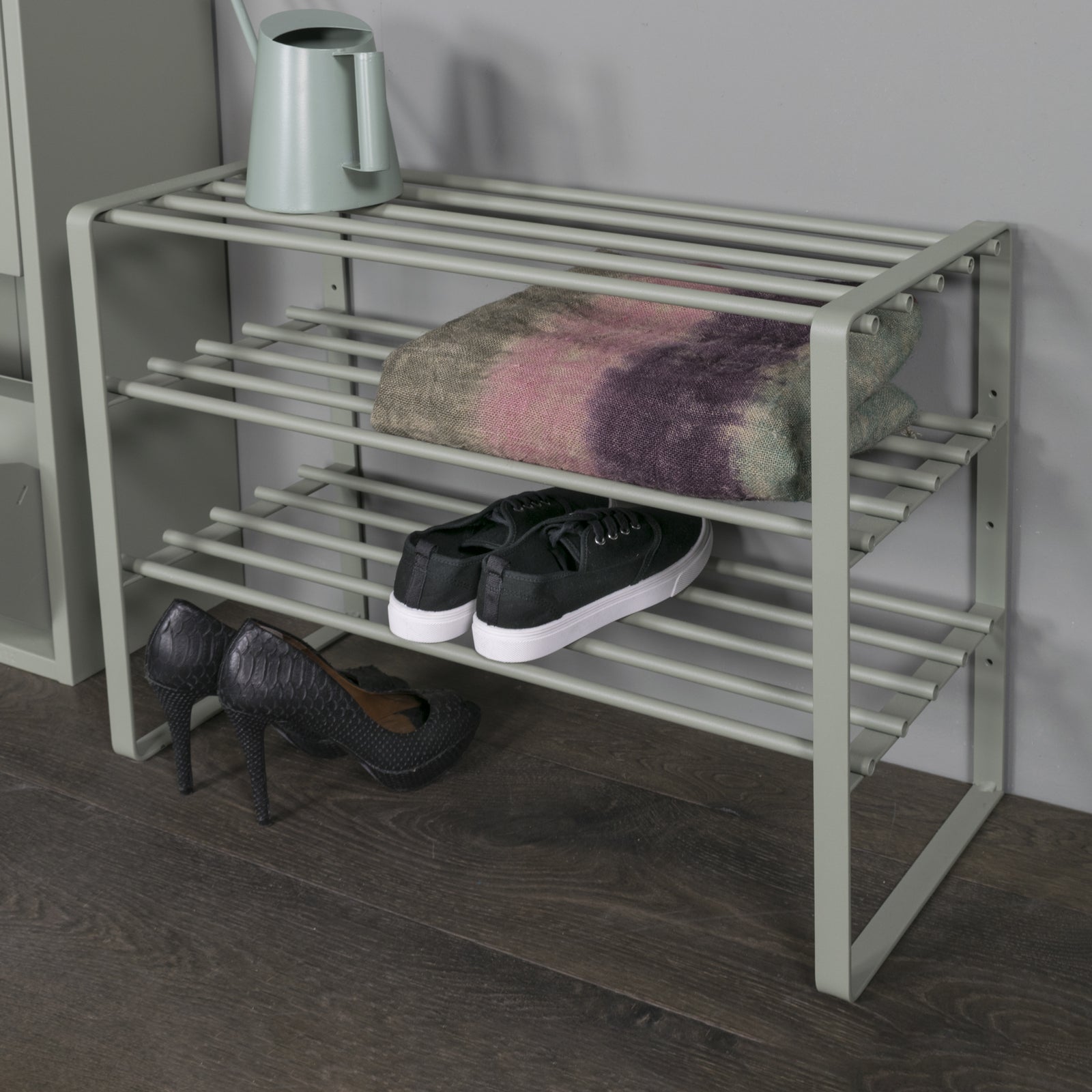 Produktbillede af Dinex Skostativ i støvet grønt metal 3 hylder bredde 70 cm. på tilbud i høj kvalitet