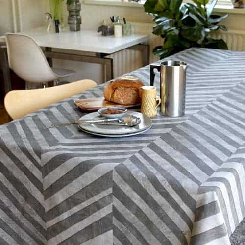 Produktbillede af Engholm Textiles Akryldug med antiskrid ZigZak Gray Notes by Susanne Schjerning i metermål i premium kvalitet