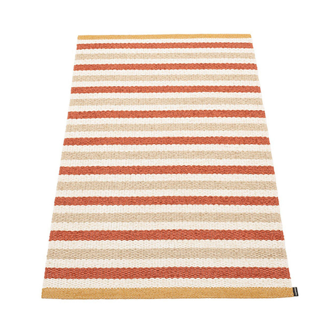 Pappelina Pappelina Teo gulvtæppe 70 cm x 120 cm, brick/beige/vanilla – billede i brug (Tæpper)