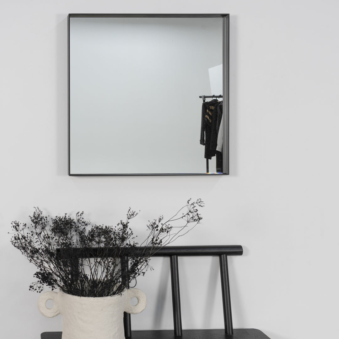 Produktbillede af Fugaz Spejl i sort metal 60 x 60 cm. på tilbud i høj kvalitet