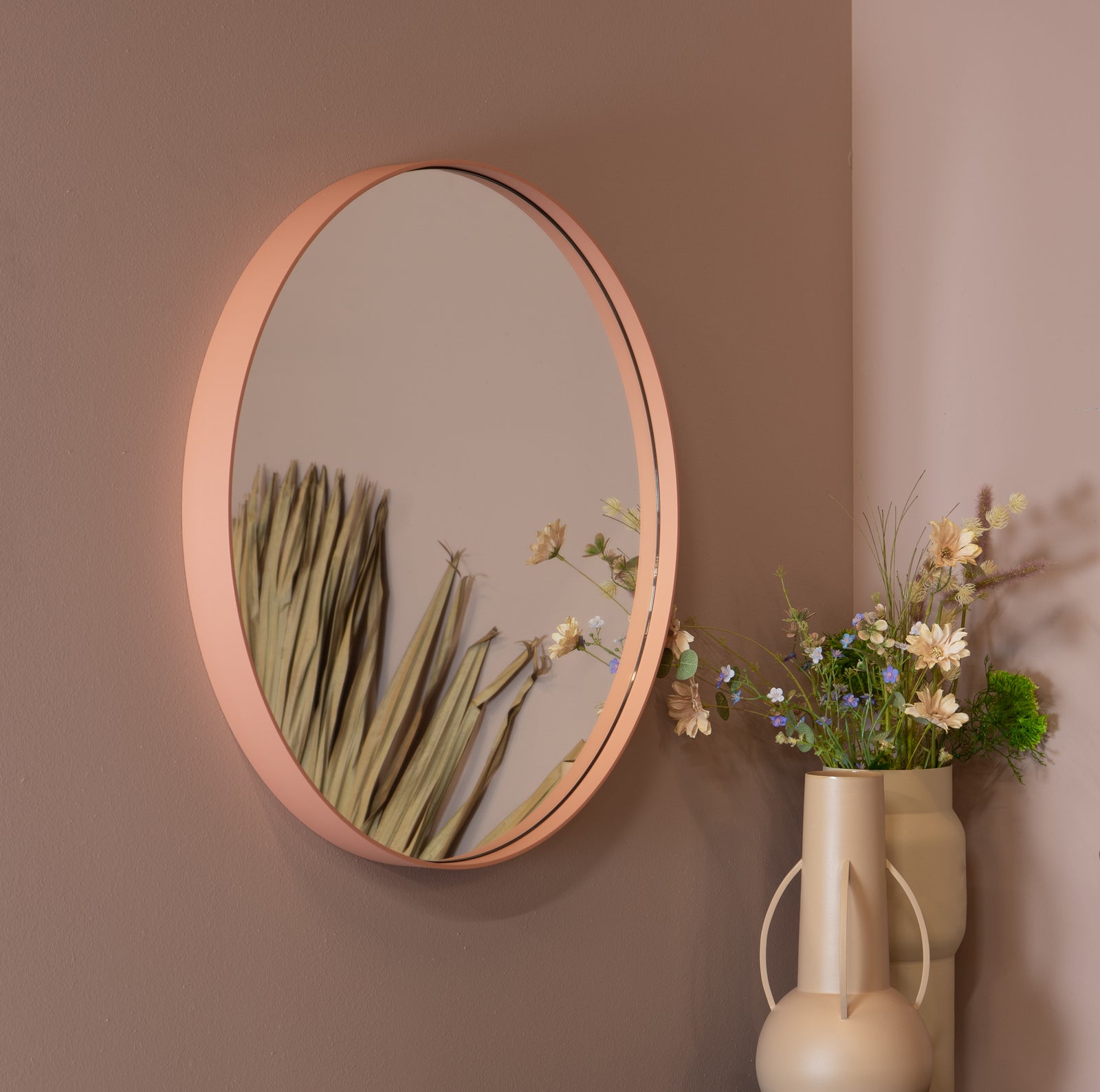 Produktbillede af Fugaz Spejl i terracotta farvet metal diameter 60 cm. på tilbud i høj kvalitet