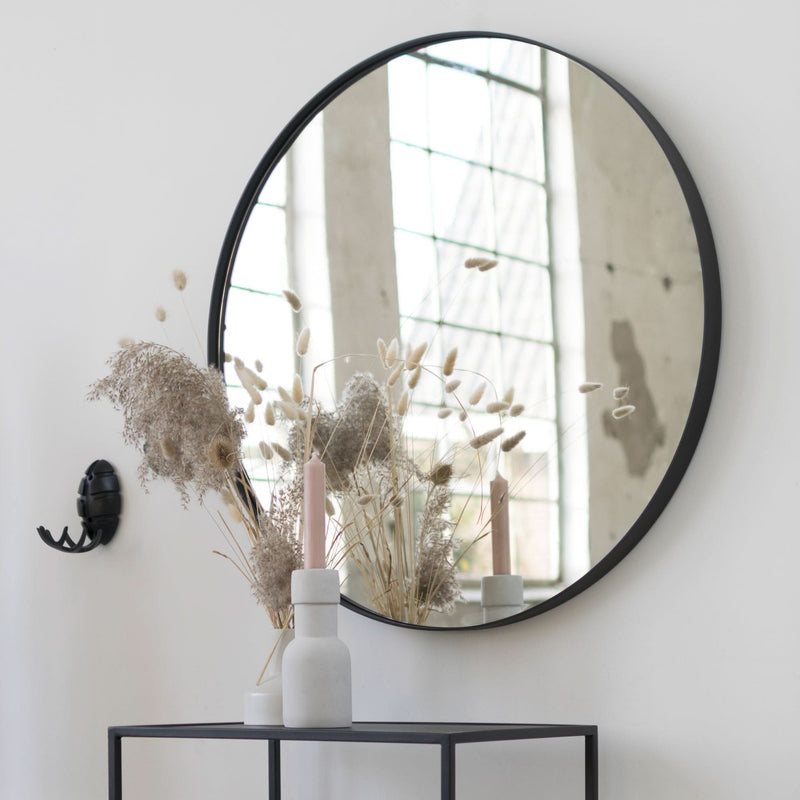 billigt spejl i sort metal på udsalg! Diameter 90 cm. Hurtig levering, tilbud og billig fragt. Spar op til 65% på spejle.