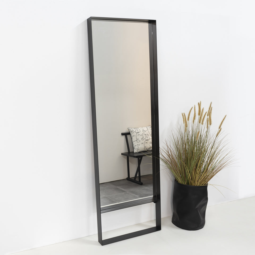 Produktbillede af Fugaz Gulvspejl i sort metal 60 x 190 cm. på tilbud i høj kvalitet