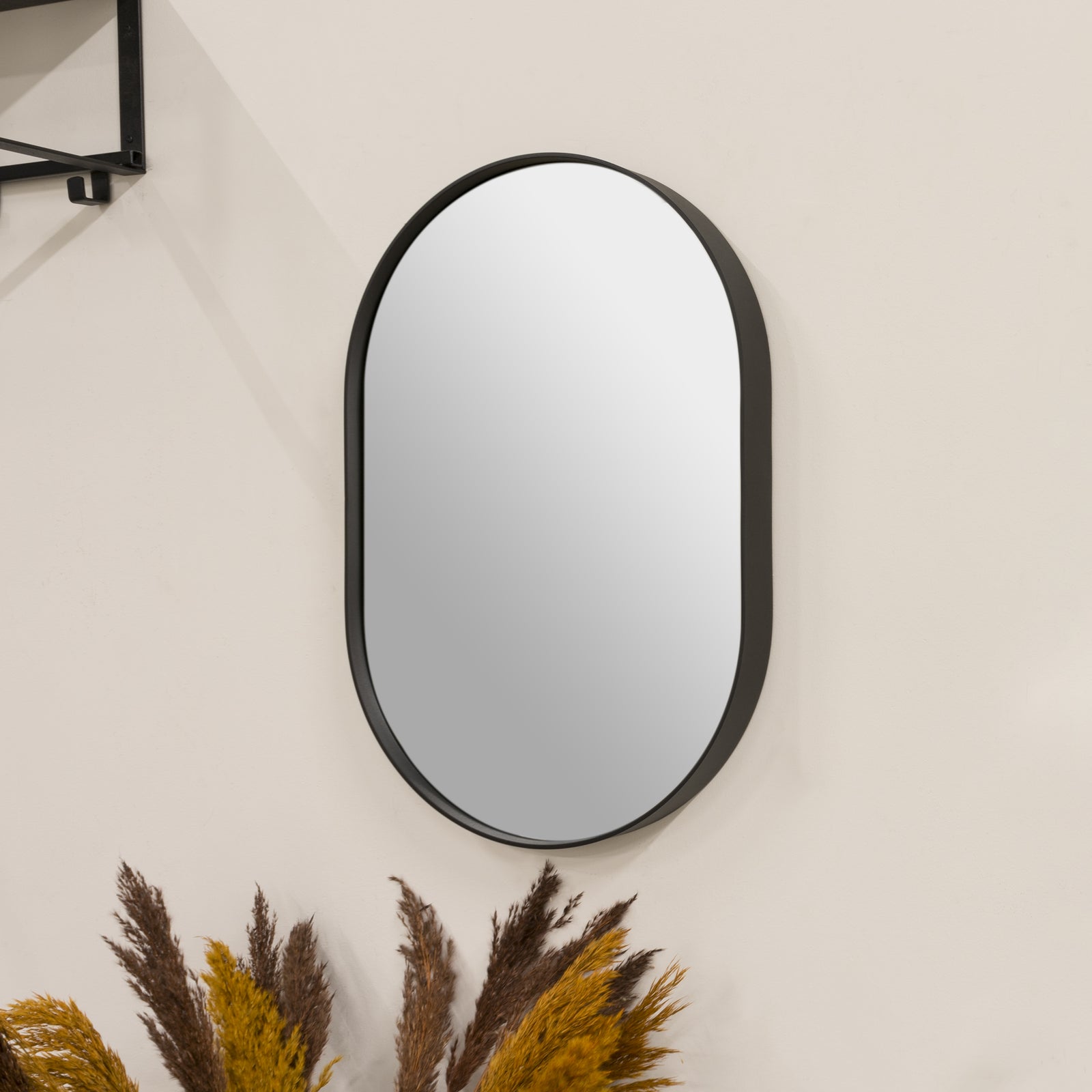 Produktbillede af Fugaz Spejl i sort metal oval 40 x 60 cm. på tilbud i høj kvalitet