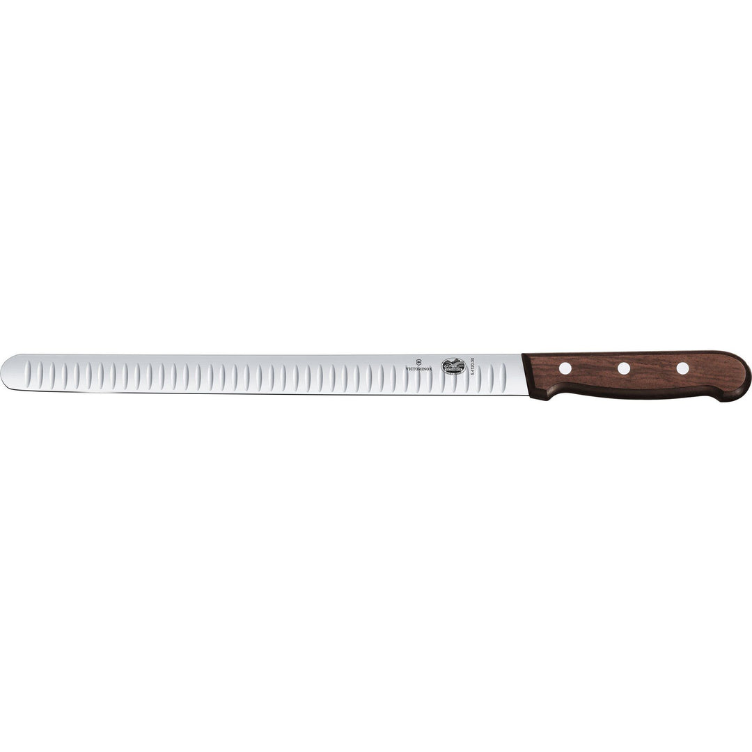 Victorinox Victorinox Lakse- og skinkekniv olivenskåret med maple wood skæfte, 30cm. – billede i brug (Lakseskræller)