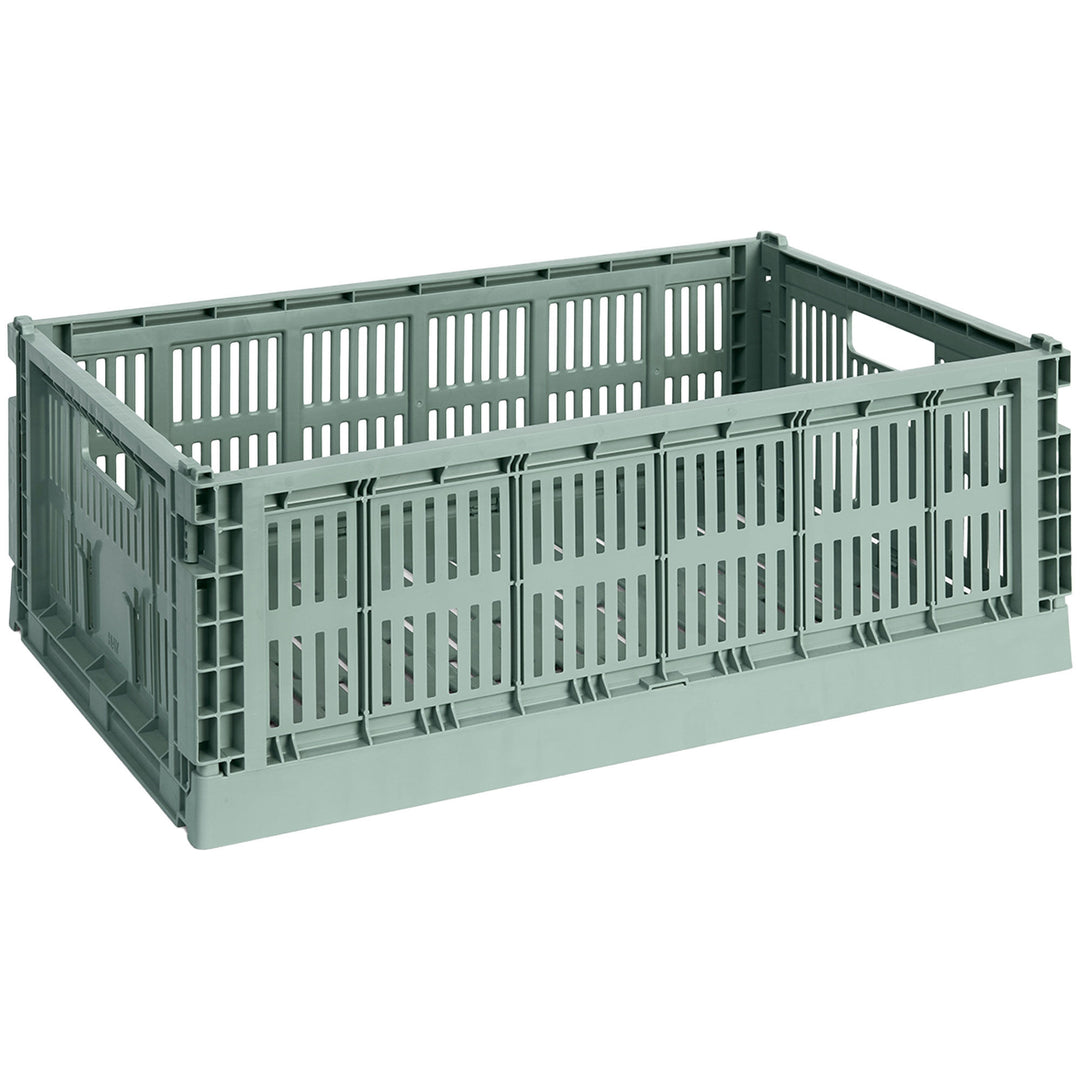 Hay HAY Colour Crate Large Opbevaringskasse, sage green – billede i brug (Opbevaringsboks)