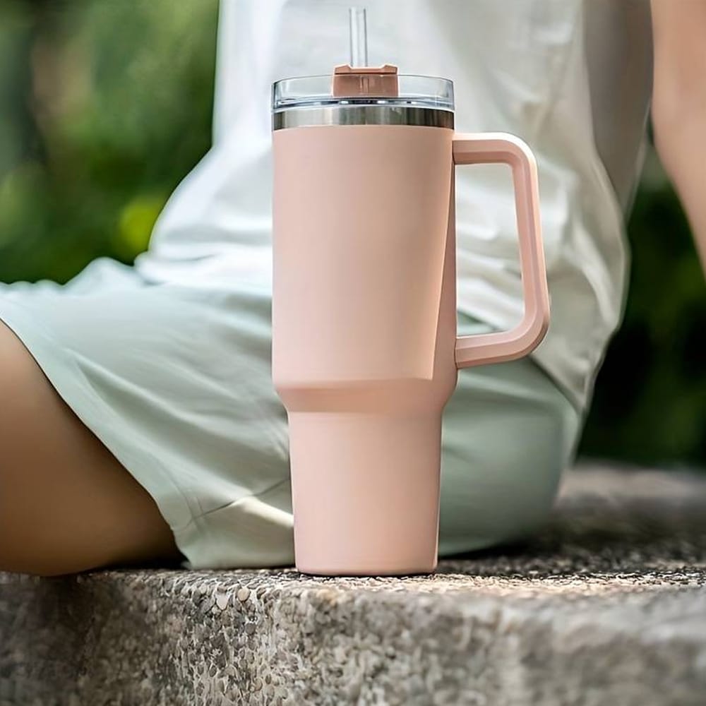 Produktbillede af Køb Tumbler termokop 1200 ml med håndtag låg og sugerør (perfekt til kold/varm drikke) Mælke hvid på tilbud