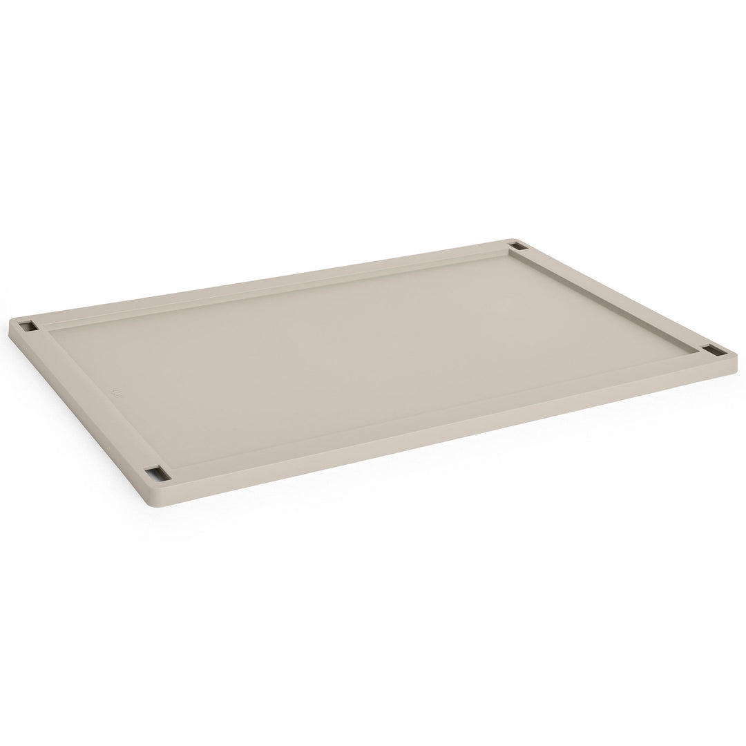 Hay HAY Colour Crate Large Låg, warm grey – billede i brug (Opbevaringsboks)