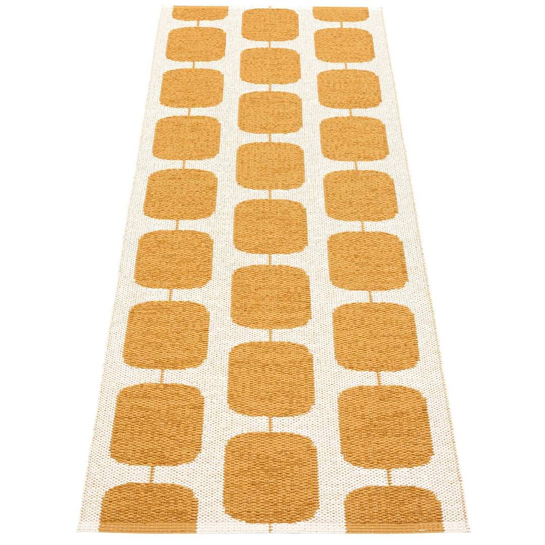 Pappelina Pappelina Gulvtæppe Sten, 70 x 200 cm., ochre/vanilla – billede i brug (Tæpper)
