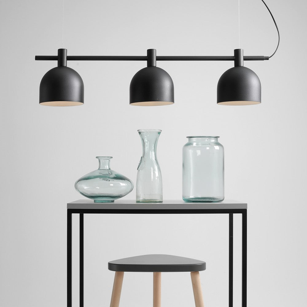 Produktbillede af Tudor Loftlampe i sort metal med tre skærme på tilbud i høj kvalitet