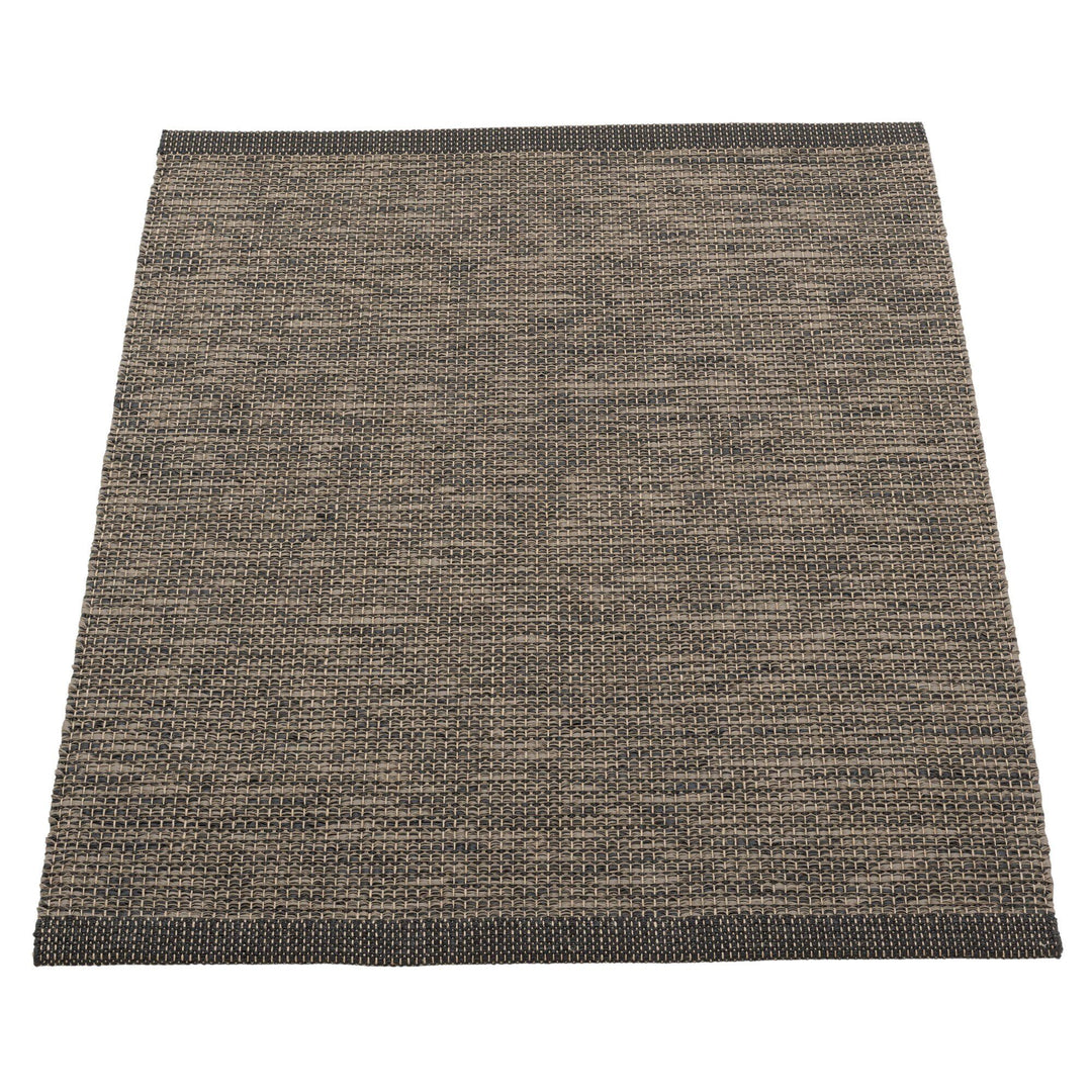 Pappelina Pappelina Sam gulvtæppe 90x70 cm, black/walnut – produktbillede (Tæpper)