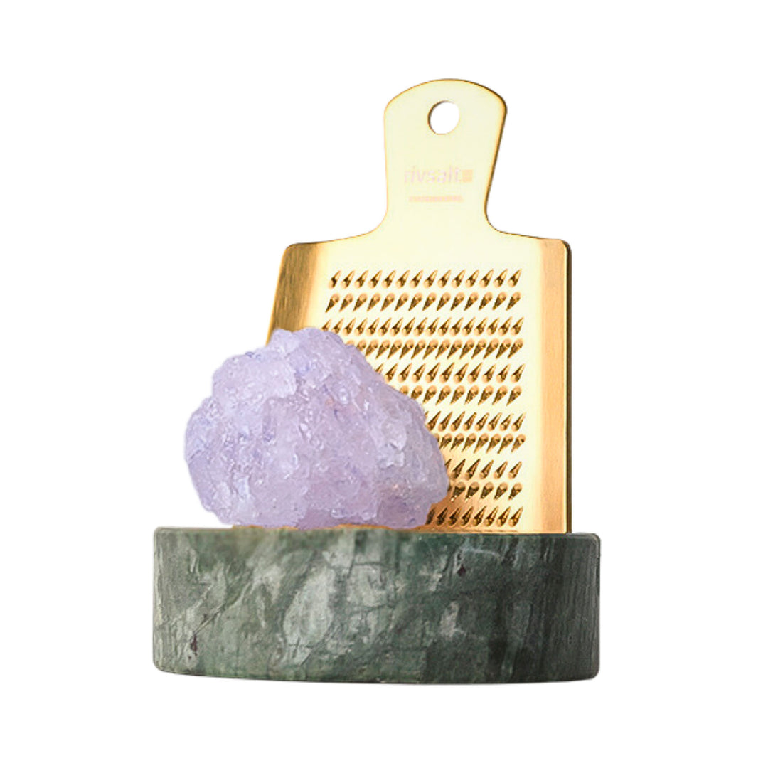 Rivsalt Rivsalt sæt med rivejern, blå saltsten og bordholder i marmor – produktfoto (Krydderier)